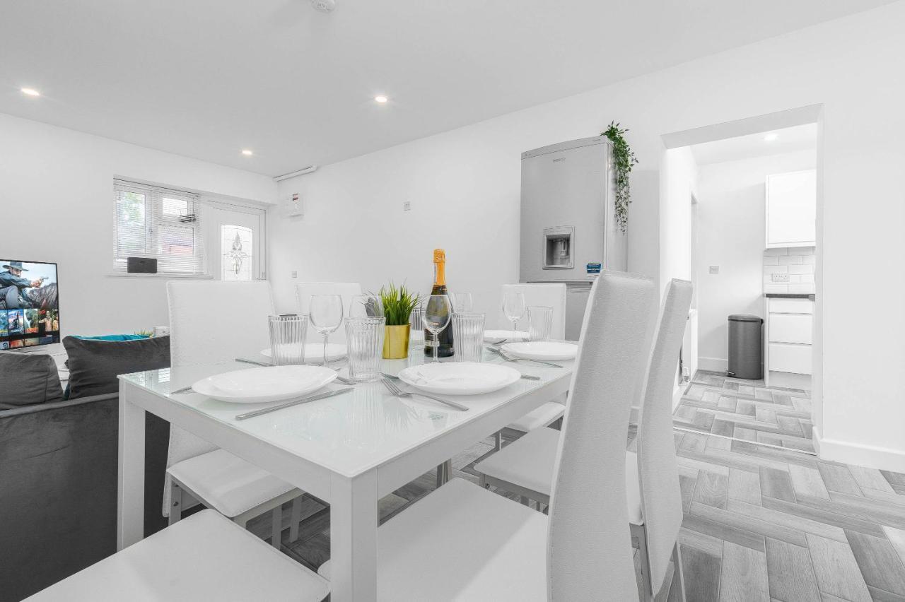 5 Bedroom House - 10 Guests - Multiple Off Street Parking - Garden - Smart Tv - Wifi - Contractors - Families - Groups 伯明翰 外观 照片