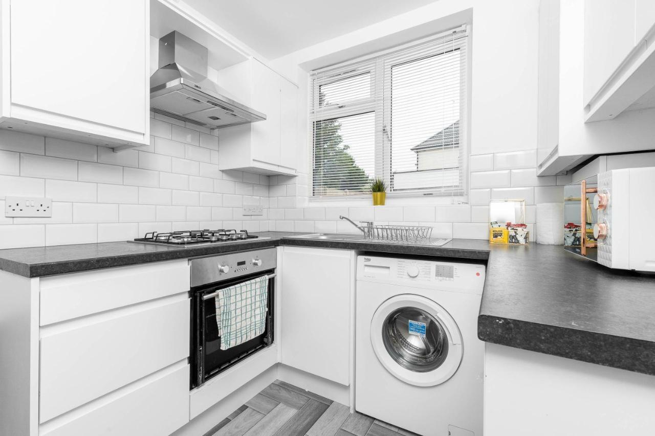 5 Bedroom House - 10 Guests - Multiple Off Street Parking - Garden - Smart Tv - Wifi - Contractors - Families - Groups 伯明翰 外观 照片